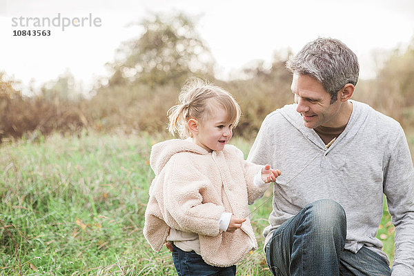 Vater und Kleinkind im Herbstpark