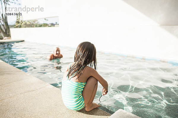 Kleinkind Mädchen am Rande des Swimmingpools
