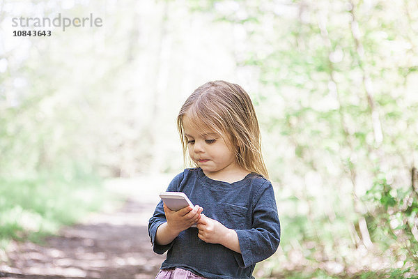 Kleinkind Mädchen mit Handy im Park