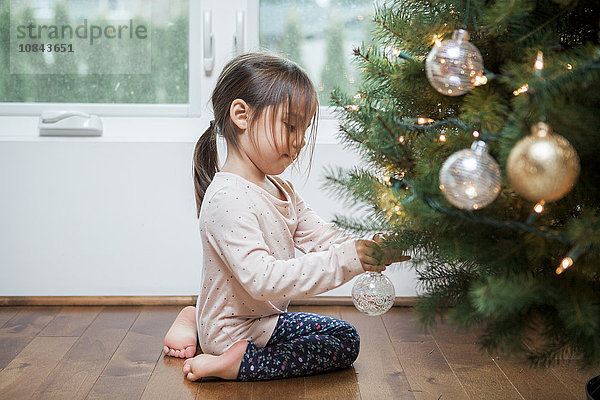 Kleinkind Mädchen schmückt Weihnachtsbaum