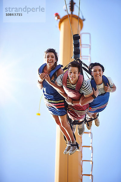 Portrait lächelnde Freunde Bungeejumping im Vergnügungspark