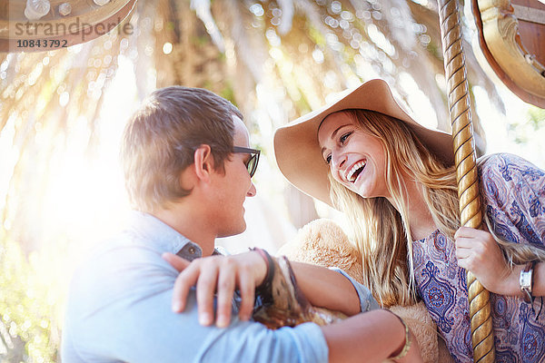 Lächelndes junges Paar im Vergnügungspark