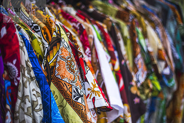 Hawaii-Hemden zum Verkauf auf dem Samstagsmarkt von Rarotonga (Punanga Nui Market)  Avarua Town  Cookinseln  Südpazifik  Pazifik