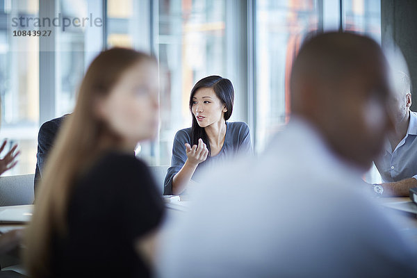 Geschäftsfrau gestikuliert im Meeting