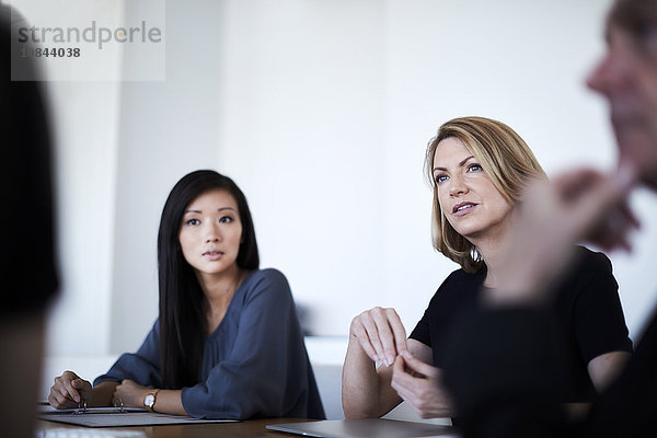 Seriöse Geschäftsfrauen im Meeting