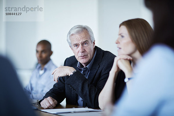 Senior Geschäftsmann beim Zuhören im Meeting