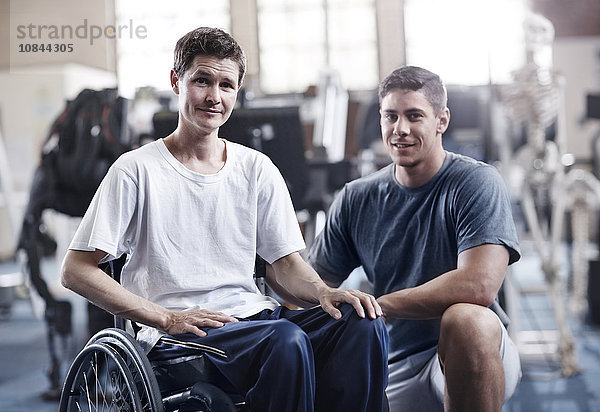 Porträt selbstbewusster Physiotherapeut und Mann im Rollstuhl