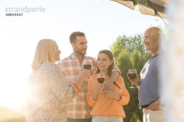 Familiengespräch und Weintrinken auf der Sonnenterrasse