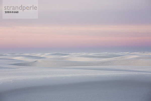 Sonnenuntergang über einer ruhigen weißen Sanddüne  White Sands  New Mexico  USA