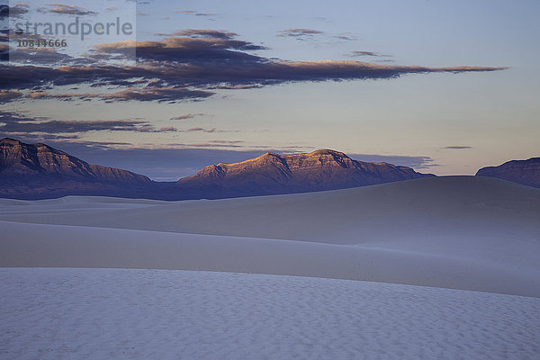 Ruhige weiße Sanddüne und Berge bei Sonnenuntergang  White Sands  New Mexico  USA