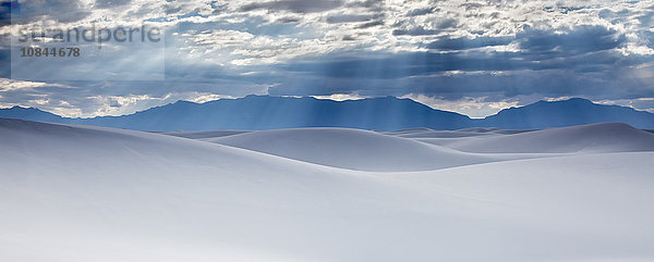 Sonnenstrahlen über ruhigen weißen Sanddünen  White Sands  New Mexico  USA