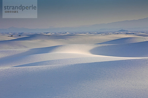 Ruhige weiße Sanddüne  White Sands  New Mexico  USA
