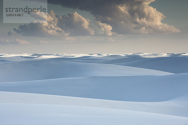 Wolken über ruhigen weißen Sanddünen  White Sands  New Mexico  USA