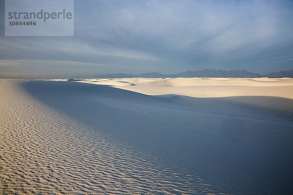 Schatten über der ruhigen weißen Sanddüne  White Sands  New Mexico  USA