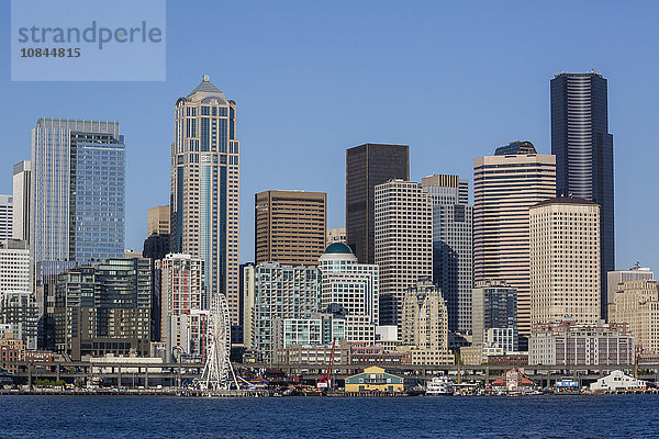 Ein Blick vom Puget Sound auf das Stadtzentrum der Hafenstadt Seattle  King County  Bundesstaat Washington  Vereinigte Staaten von Amerika  Nordamerika