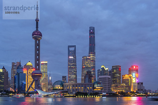 Skyline des Finanzbezirks Pudong bei Nacht  Shanghai  China  Asien