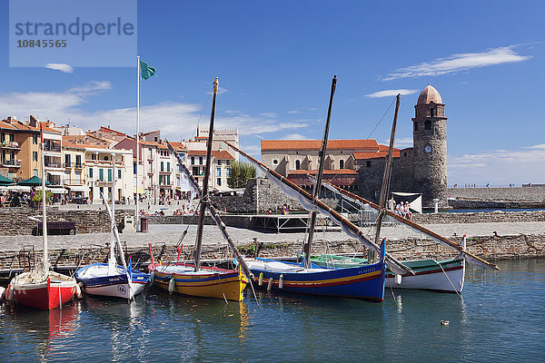 Traditionelle Fischerboote im Hafen  Festungskirche Notre Dame des Anges  Collioure  Pyrenees-Orientales  Languedoc-Roussillon  Frankreich  Mittelmeer  Europa