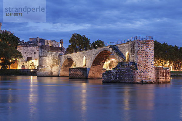Brücke St. Benezet über die Rhone mit Papstpalast  UNESCO-Weltkulturerbe  Avignon  Vaucluse  Provence  Provence-Alpes-Cote d'Azur  Südfrankreich  Frankreich  Europa