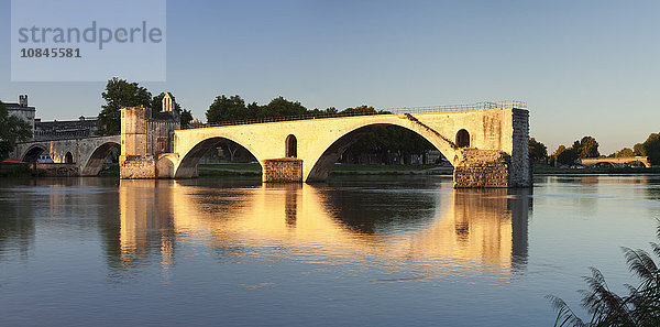 Brücke St. Benezet über die Rhone bei Sonnenuntergang  UNESCO-Weltkulturerbe  Avignon  Vaucluse  Provence  Provence-Alpes-Cote d'Azur  Frankreich  Europa