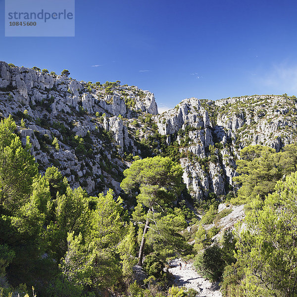 Menschen wandern durch die felsige Landschaft von les Calanques  Nationalpark  Cassis  Provence  Provence-Alpes-Cote d'Azur  Südfrankreich  Frankreich  Europa