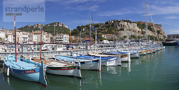 Fischerboote im Hafen  Schloss im Hintergrund  Cassis  Provence  Provence-Alpes-Cote d'Azur  Südfrankreich  Frankreich  Mittelmeer  Europa