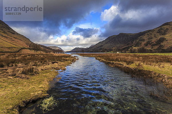 Warnscale Beck mündet in Buttermere  von Peggy's Bridge im Winter  Lake District National Park  Cumbria  England  Vereinigtes Königreich  Europa