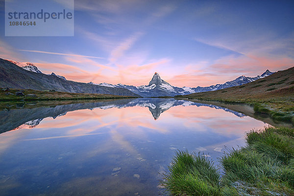 Das Matterhorn spiegelt sich im Stellisee in der Morgendämmerung  Zermatt  Kanton Wallis  Penninische Alpen  Schweizer Alpen  Schweiz  Europa