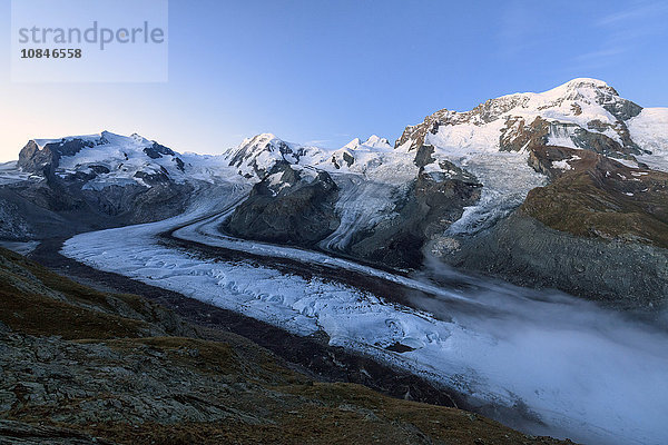 Blick auf das Mont Rosa Massiv und seinen Gletscher in der Abenddämmerung  Zermatt  Kanton Wallis  Penninische Alpen  Schweizer Alpen  Schweiz  Europa