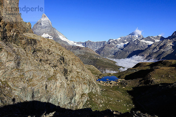 Matterhorn und Dent Blanche und das blaue Wasser des Riffelsees  Zermatt  Kanton Wallis  Penninische Alpen  Schweizer Alpen  Schweiz  Europa