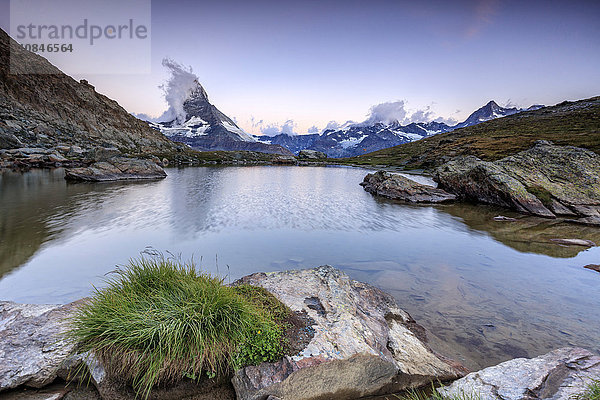 Das Matterhorn spiegelt sich im Stellisee in der Morgendämmerung  Zermatt  Penninische Alpen  Kanton Wallis  Schweizer Alpen  Schweiz  Europa