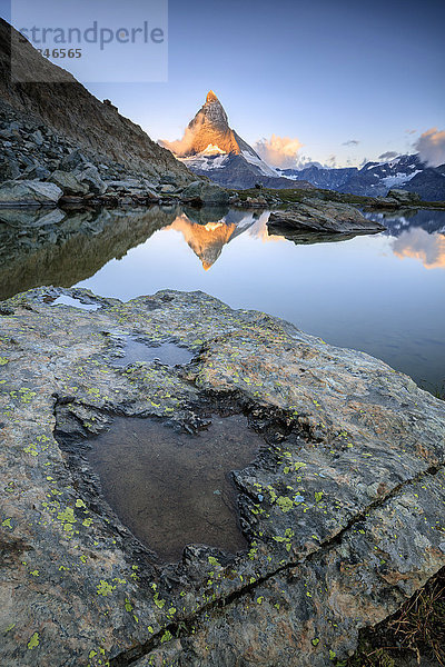 Das Matterhorn spiegelt sich im Stellisee in der Morgendämmerung  Zermatt  Pennine Alps  Kanton Wallis  Swiss Alsp  Schweiz  Europa