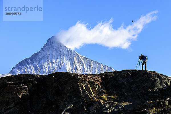 Fotograf in Aktion vor dem verschneiten Weisshorn  Zermatt  Wallis  Penninische Alpen  Schweizer Alpen  Schweiz  Europa
