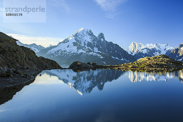 Die schneebedeckten Gipfel des Mont Blanc spiegeln sich im blauen Wasser des Lac Blanc in der Morgendämmerung  Chamonix  Haute Savoie  Französische Alpen  Frankreich  Europa