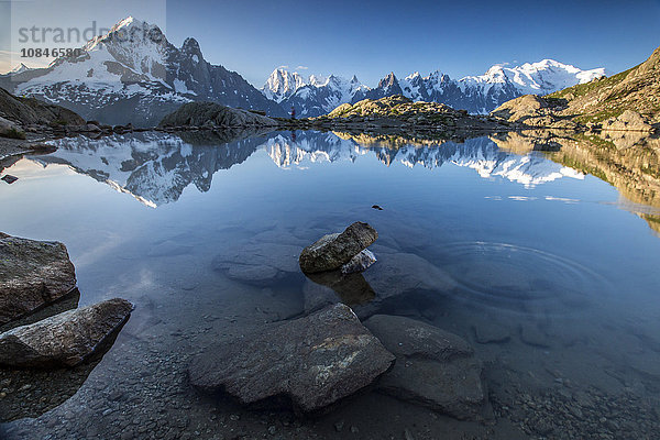 Die schneebedeckten Gipfel der Aiguilles Verte  Dent Du Geant und Mont Blanc spiegeln sich im Lac Blanc  Haute Savoie  Französische Alpen  Frankreich  Europa