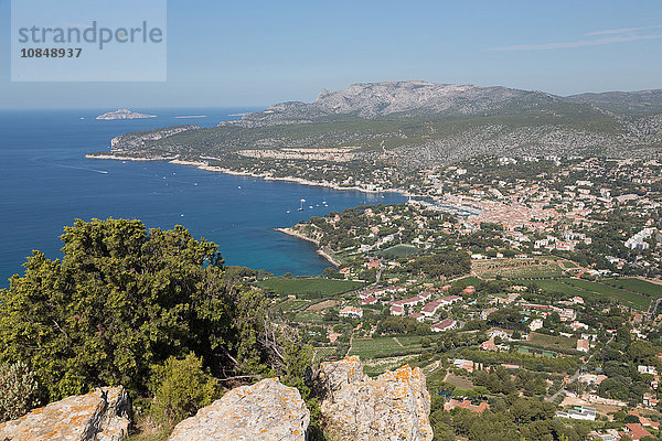 Blick auf die Küste und die historische Stadt Cassis von einem Hügel aus  Cassis  Côte d'Azur  Provence  Frankreich  Mittelmeer  Europa
