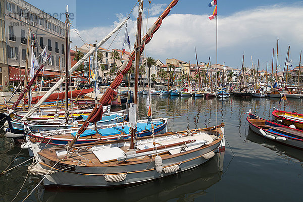 Traditionelle Fischerboote im Hafen von Sanary-sur-Mer  Provence  Frankreich  Europa