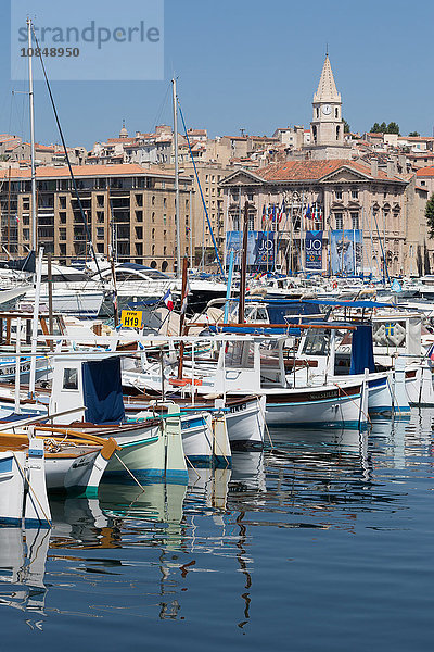 Traditionelle Fischerboote im alten Hafen von Marseille  Provence  Frankreich  Europa