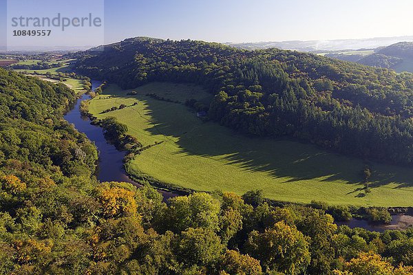 Herbstblick nach Norden über das Wye Valley vom Symonds Yat Rock  Forest of Dean  Herefordshire  England  Vereinigtes Königreich  Europa