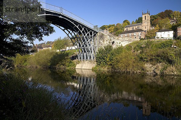 Die erste Eisenbrücke der Welt überspannt die Ufer des Flusses Severn in der Herbstsonne  Ironbridge  UNESCO-Weltkulturerbe  Shropshire  England  Vereinigtes Königreich  Europa