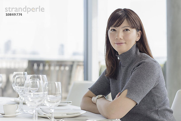 Portrait Geschäftsfrau lächeln Restaurant Tisch