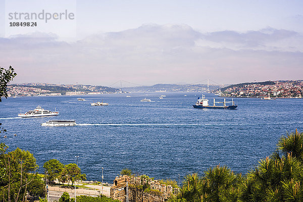 Bosporusstraße  mit dem europäischen Istanbul auf der linken und dem asiatischen Istanbul auf der rechten Seite  Istanbul  Türkei  Europa  Eurasien