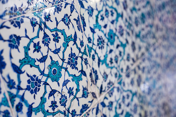 Traditionelle blaue türkische Fliesen im Topkapi-Palast  UNESCO-Weltkulturerbe  Istanbul  Türkei  Europa