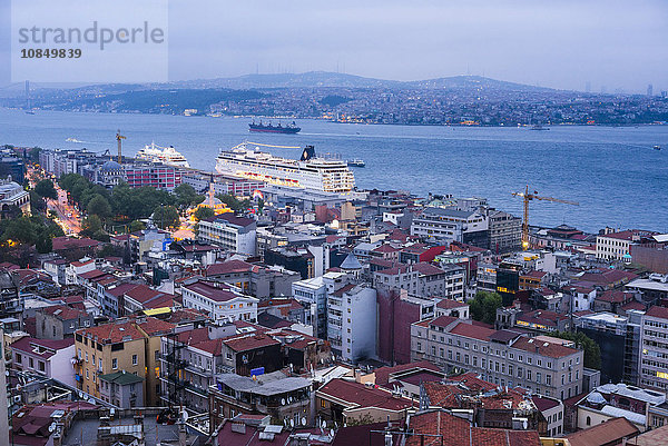 Bosporusstraße und Kreuzfahrtschiff bei Nacht vom Galata-Turm aus gesehen  Istanbul  Türkei  Europa