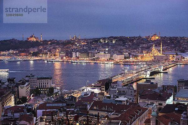 Moscheen bei Nacht im historischen Sultanahmet-Viertel von Istanbul  gesehen über das Goldene Horn  Istanbul  Türkei  Europa