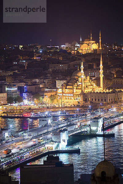Neue Moschee (Yeni Cami) und Galata-Brücke über das Goldene Horn bei Nacht vom Galata-Turm aus gesehen  Istanbul  Türkei  Europa