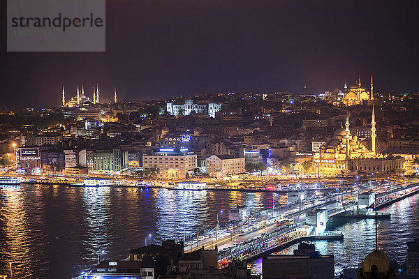 Istanbul bei Nacht  mit Blauer Moschee links  Neuer Moschee rechts und Galata-Brücke über das Goldene Horn  Türkei  Europa