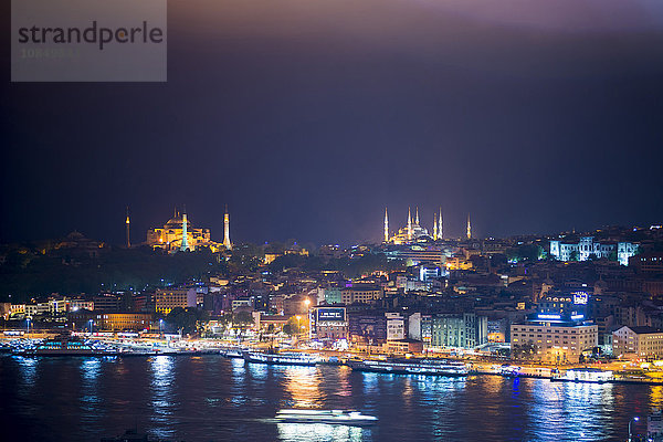 Blaue Moschee (Sultan-Ahmet-Moschee) und Hagia Sophia (Aya Sofya) bei Nacht vom Galata-Turm über die Bosporusstraße gesehen  Istanbul  Türkei  Europa
