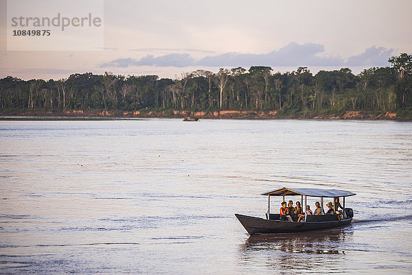 Amazonas-Dschungel-Bootsfahrt bei Sonnenuntergang  Tambopata National Reserve  Peru  Südamerika