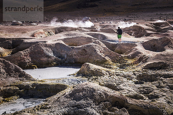 Tourist im geothermischen Becken von Sol de Manana  Altiplano von Bolivien  Südamerika