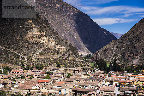 Ollantaytambo mit Pinkullyuna-Inka-Lagerhäusern in den Bergen darüber  Heiliges Tal der Inkas  nahe Cusco  Peru  Südamerika